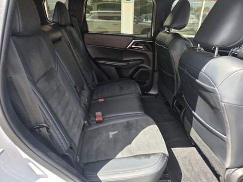 Used 2023 Mitsubishi Outlander SE FWD image 23