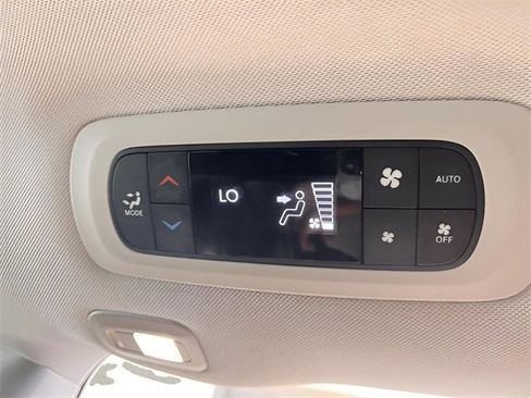Used 2019 Chrysler Pacifica Limited image 8