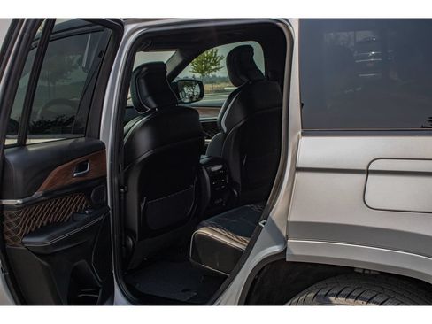Used 2025 Jeep Grand Cherokee Summit w/ Obsidian Package AWD/4WD image 14