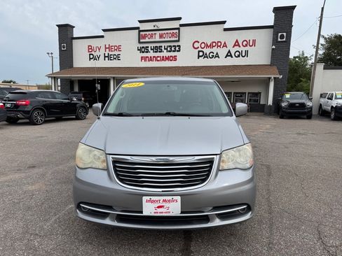 Used 2014 Chrysler Town & Country Touring image 2