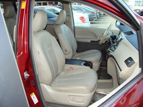 Used 2014 Toyota Sienna XLE FWD image 10