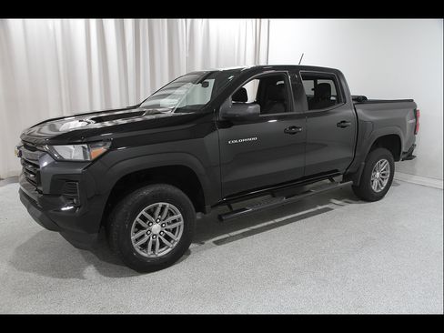 Used 2023 Chevrolet Colorado LT w/ LT Convenience Package AWD/4WD image 3