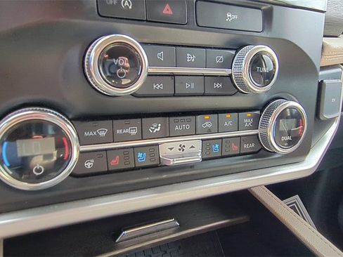 Used 2024 Ford Expedition Limited image 18