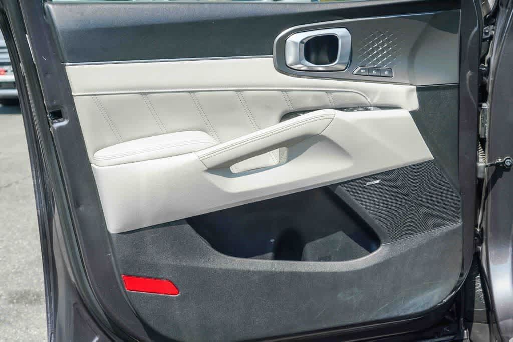 Certified 2022 Kia Sorento SX Prestige w/ Panoramic Sunroof Package AWD/4WD image 19