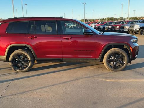 New 2025 Jeep Grand Cherokee L Limited w/ Black Appearance Package image 9