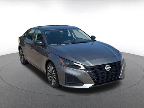 Used 2026 Nissan Altima 2.5 SV FWD image 3