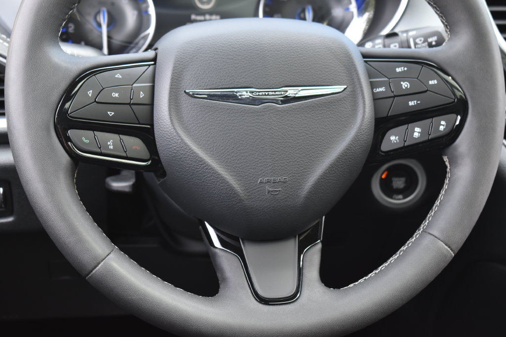 Used 2025 Chrysler Pacifica Limited FWD image 19