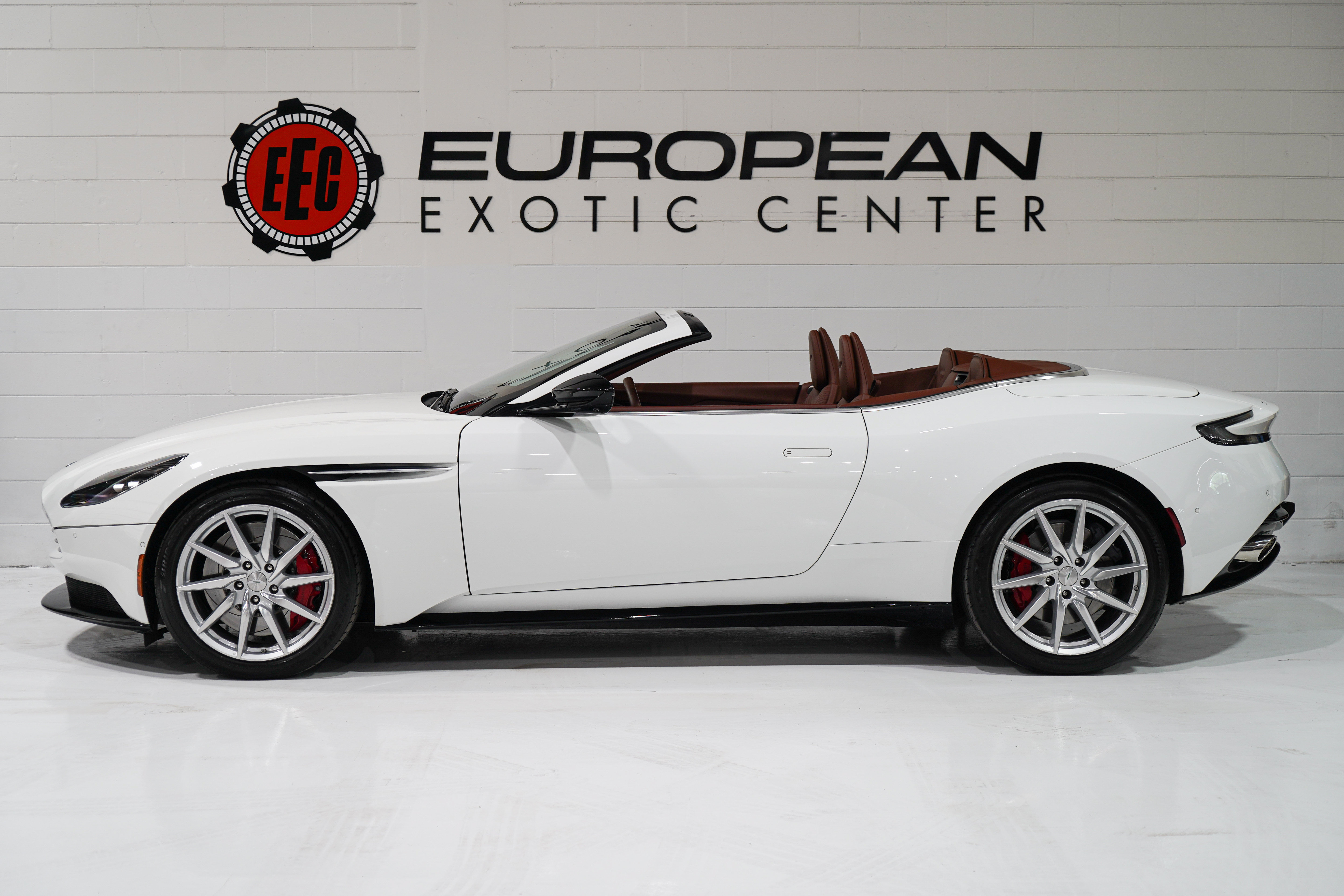 Used 2020 Aston Martin DB11 Volante RWD image 7
