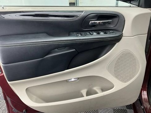 Used 2019 Dodge Grand Caravan SXT FWD image 13