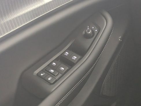 Used 2025 Jeep Grand Cherokee Altitude image 19