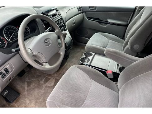 Used 2005 Toyota Sienna LE image 12
