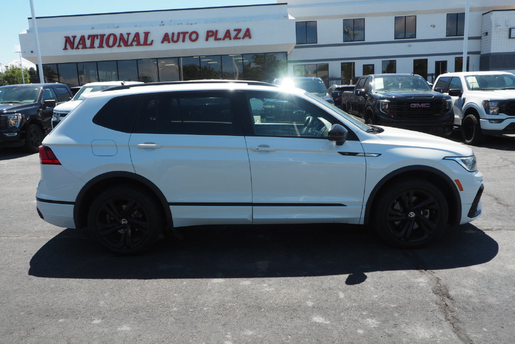 Used 2024 Volkswagen Tiguan SE R-Line AWD/4WD image 4