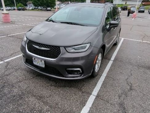 Used 2022 Chrysler Pacifica Touring-L FWD image 2