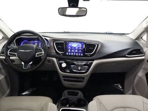 Used 2019 Chrysler Pacifica Touring-L Plus w/ Tire & Wheel Group FWD image 14