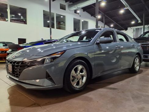 Used 2023 Hyundai Elantra SE w/ Cargo Package image 3