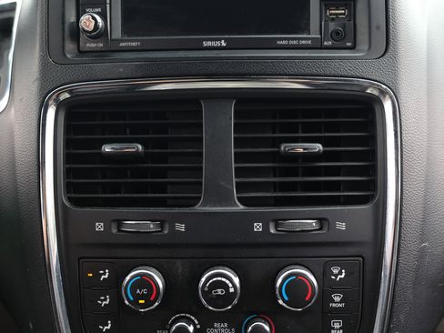 Used 2018 Dodge Grand Caravan SXT FWD image 36