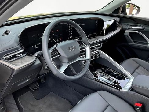 Used 2025 Audi Q5 Premium image 13