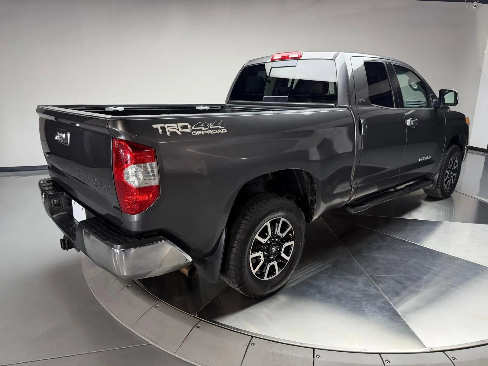 Used 2016 Toyota Tundra SR5 w/ SR5 Upgrade Package AWD/4WD image 2