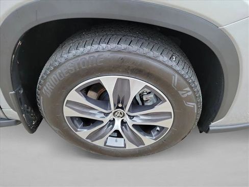Used 2024 Toyota Highlander XLE FWD image 10