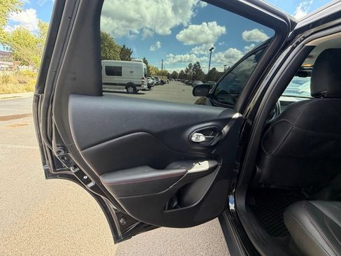 Used 2016 Jeep Cherokee Trailhawk w/ Comfort/Convenience Group AWD/4WD image 17