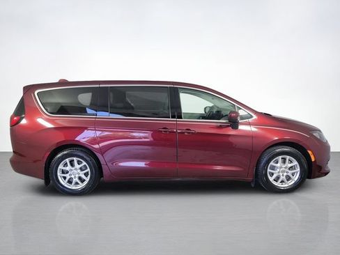 Used 2017 Chrysler Pacifica Touring FWD image 2