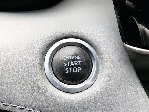 Used 2021 Toyota Highlander XLE FWD image 33