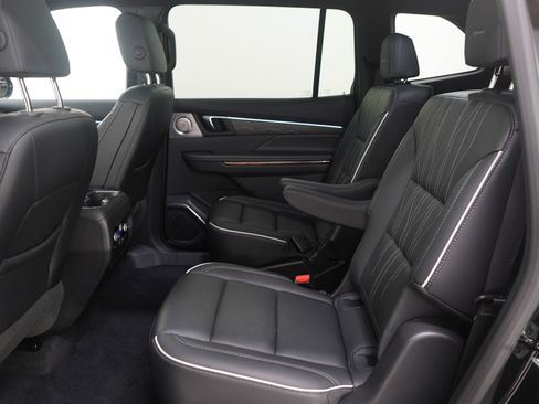 Used 2025 Buick Enclave Avenir image 18