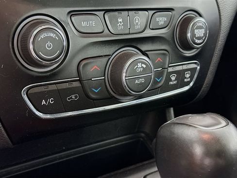 Used 2019 Jeep Cherokee Limited w/ Technology Group AWD/4WD image 23