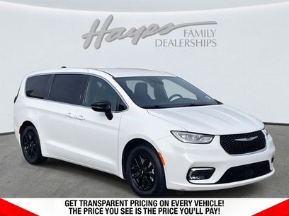 Used 2025 Chrysler Pacifica Select