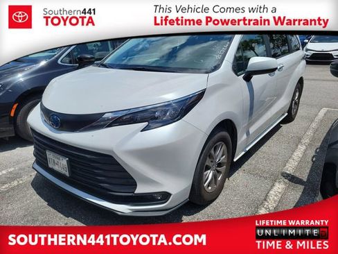 Used 2025 Toyota Sienna XLE FWD image 1