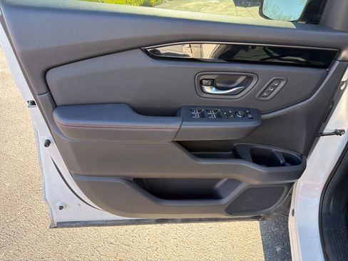 Used 2025 Honda Pilot TrailSport image 13