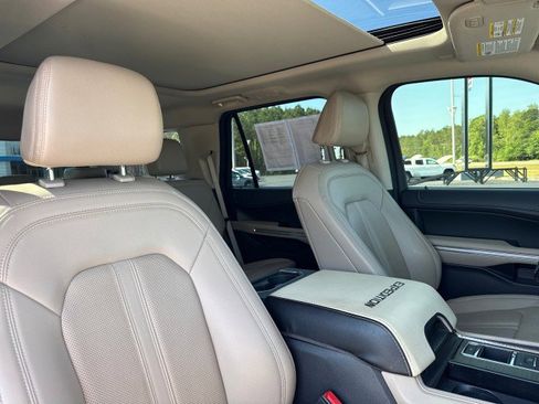 Used 2023 Ford Expedition Limited RWD image 11