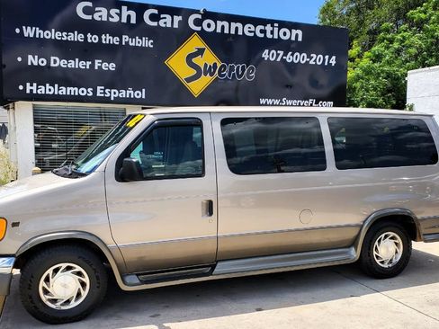 Used 2002 Ford E-150 and Econoline 150 Wagon RWD image 10