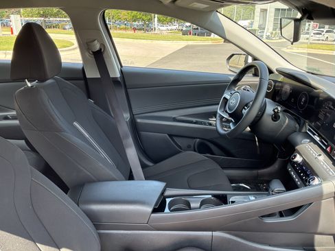 Used 2025 Hyundai Elantra SEL FWD image 33