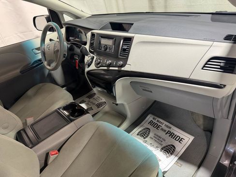 Used 2011 Toyota Sienna w/ Towing Pkg FWD image 13