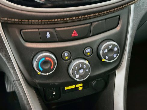 Used 2019 Chevrolet Trax LT w/ LT Convenience Package FWD image 22