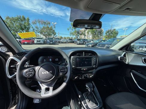 Used 2025 Kia Soul LX w/ LX Technology Package FWD image 33