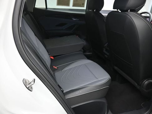 Certified 2025 Volkswagen Tiguan SE image 25