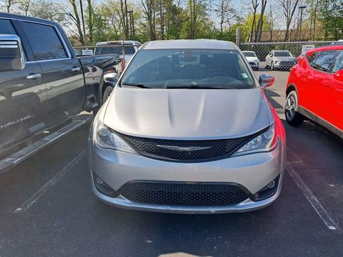 Used 2019 Chrysler Pacifica Touring Plus w/ S Appearance Package FWD image 5