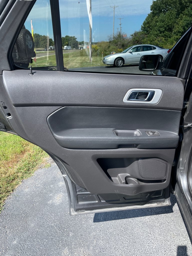 Used 2015 Ford Explorer XLT w/ Equipment Group 202B FWD image 17