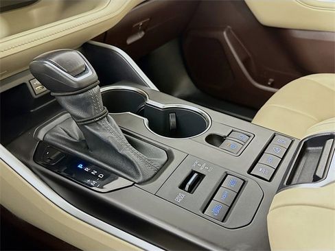 Used 2022 Toyota Highlander XLE image 29