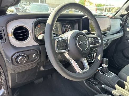 Used 2025 Jeep Wrangler Unlimited Sahara AWD/4WD image 20