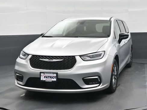 Used 2024 Chrysler Pacifica Limited FWD image 11