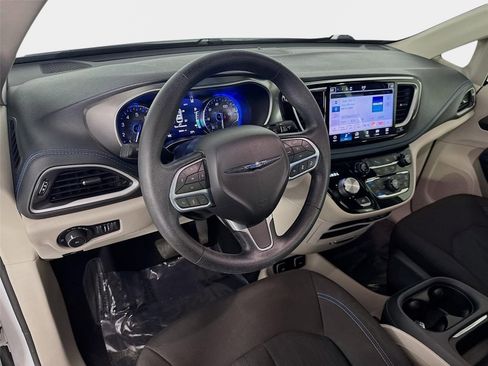 Used 2021 Chrysler Pacifica Touring FWD image 10