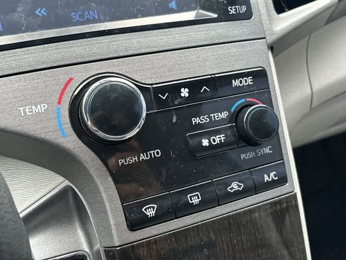 Used 2013 Toyota Venza LE w/ LE Convenience Pkg image 17