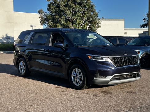 Used 2024 Kia Carnival LX image 4