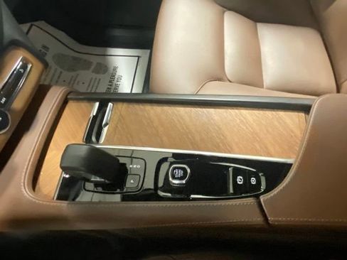 Certified 2025 Volvo XC90 B5 Plus AWD/4WD image 27