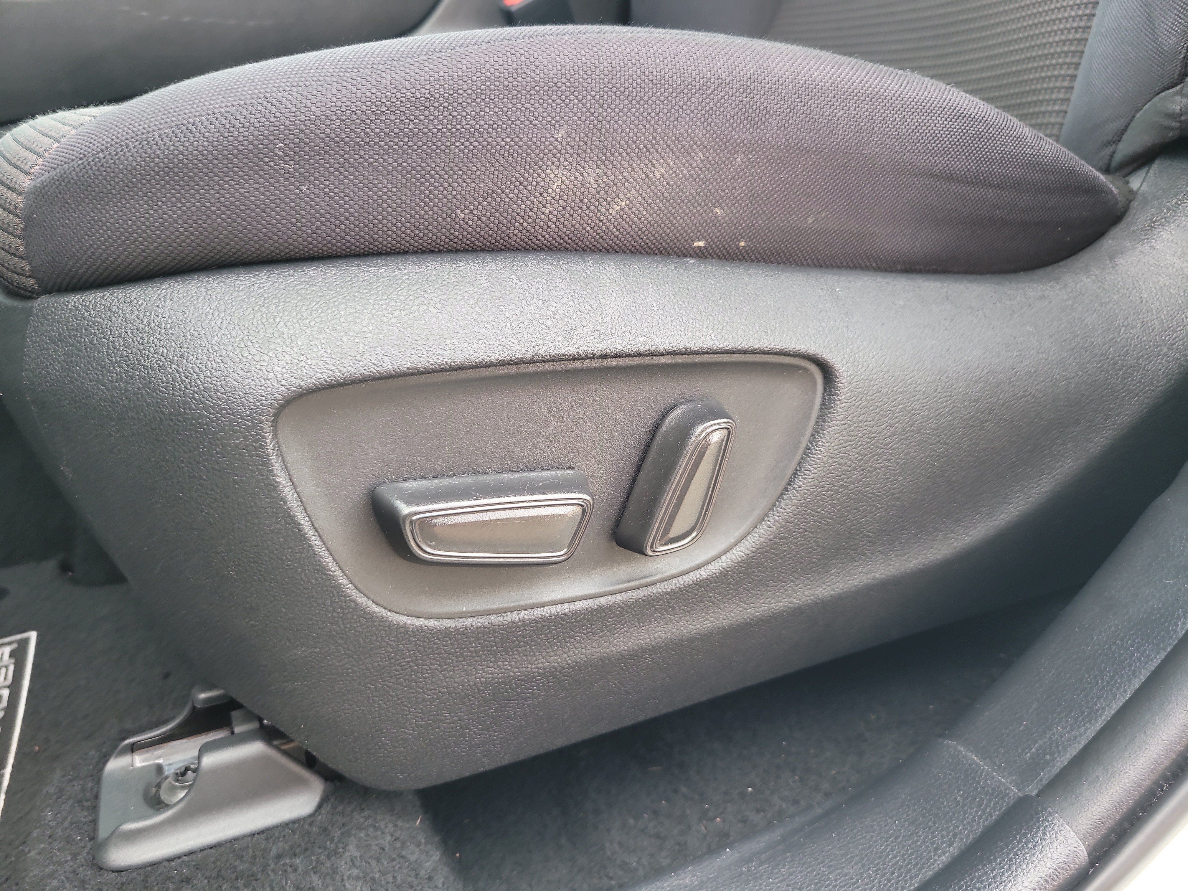 Used 2021 Toyota Highlander LE FWD image 18