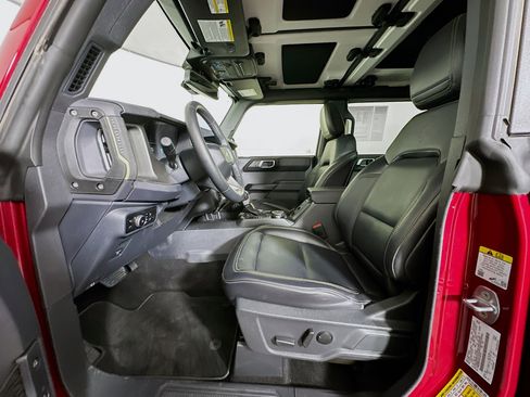 Used 2025 Ford Bronco Badlands image 13