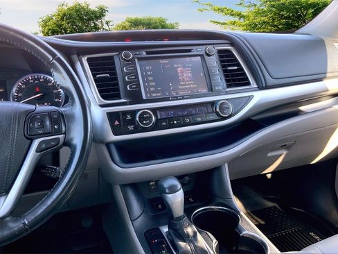 Used 2017 Toyota Highlander XLE image 9